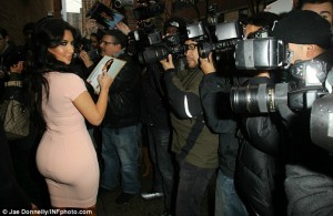 Kim Kardashian Looks Stunning In New York As She Defies Gravity Kim Kardashian Looks Stunning In New York As She Defies Gravity